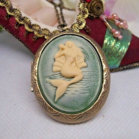 Birthday photo beach siren Sea Green Frosted Mermaid Locket Cameo Necklace - Picture 2 of 7